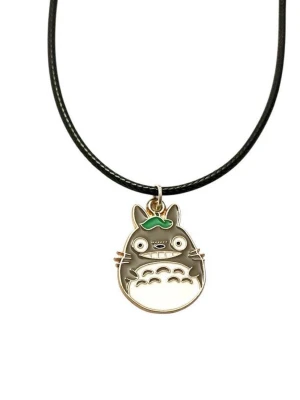 Totoro halsband Ghibli smycke  - Ett gullig halsband med en berlock av Totoro! Berlocken är ca 2 x 2,5 cm. Halsbandet är justerbart 40-45 cm. 