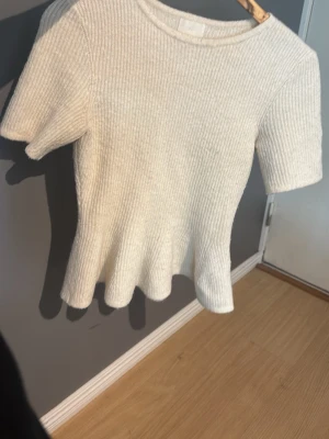 Vit ribbad topp från H&M - Tröjan är i fint skick och inga fläckar 