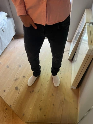 Mörkgråa Grover jeans från Replay - Mörkgråa jeans från populära märket replay         Model: Grover                                                               Nypris: ca 1600kr                                                             W33 L34