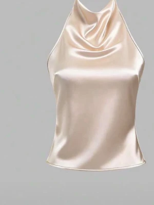 Champagnefärgad satintopp med snörning - Snygg champagnefärgad linnetopp i satin med draperad halsringning och öppen rygg med snörningsdetaljer. Perfekt för dig som vill ha en trendig och elegant look. Tunt och glansigt material som känns lyxigt mot huden.
