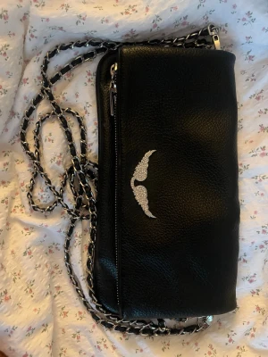 Zadig&Voltaire väska svart - Jättefin väska från Zadig&Voltaire. Lägre pris pågrund av att jag inte kan konstatera att den är äkta då jag inhe fick något kvitto med, annars jättefin väska perfekt att ha när man ska ut!
