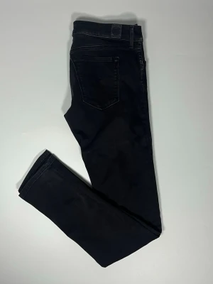 Replay jeans - Säljer ett par ritkigt snygga och trendiga Replay jeans i fint skick, storlek 30/32, vid frågor är det bara att skriva.