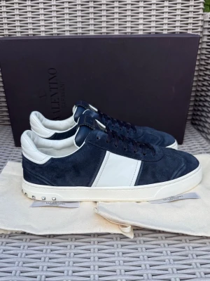 Valentino blåa och vita sneakers - Valentino Flycrew || Storlek EU 40 || Skorna är i mycket bra skick (se bilder) || Box & Dustbags medföljer vid köp || Tveka inte på att höra av dig vid frågor eller funderingar 