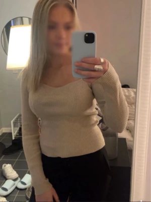 Beige ribbad topp - Beige ribbad topp. Sitter figurnära och har en snygg, enkel design som passar till mycket. Använd väldigt fåtal gånger.