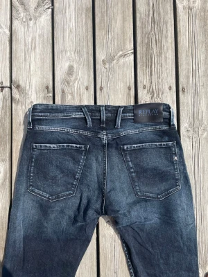 Mörkblå Replay Anbass jeans - Replay Anbass jeans i storlek 31/30. Nypris över 1600 medans jag säljer dessa för endast 499kr. Jeansen är i nyskick och har jätte mycket kvar att ge!