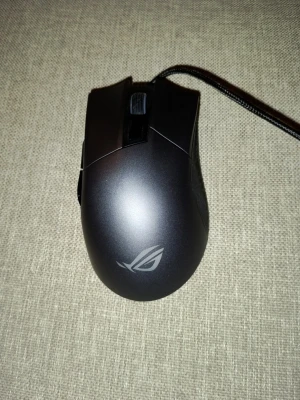 ASUS ROG Gladius II Origin gamingmus - Säljer en svart ASUS ROG Gladius II Origin gamingmus med optisk sensor och kabel. Musen har ergonomisk form, ROG-logga och flera programmerbara knappar. Perfekt för gaming och datoranvändning.