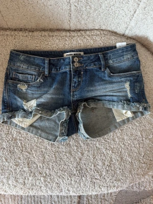 Blå jeansshorts från Tally Weijl🙏🏼🥂😜🌴 - Snygga blå jeansshorts från Tally Weijl med slitna detaljer och fransig kant. Klassisk femficksmodell med låg midja och råa kanter för en avslappnad look. Perfekta för sommaren och festivaler.