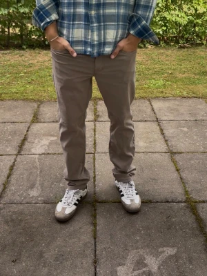 Beigea jeans från Sand - Sjukt snygga och sköna chinojeans från Sand. Köpta i Italien för ca 2000kr. Helt nya med alla tags kvar. 