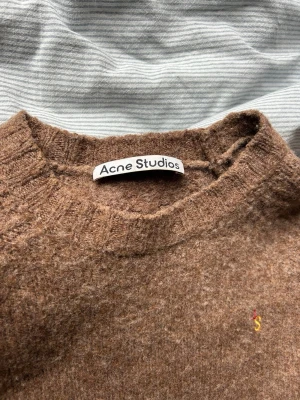 Acne Studios tröja  - Supersnygg brun stickad tröja från Acne Studios! Perfekt skick och väldigt hög kvalitet! 100% Ull. Skriv om du har frågor. Priset kan diskuteras! Storlek S/180
