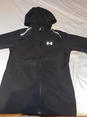 Svart underarmor tröja storlek M men känns som storlek S  - Svart underarmor tröja storlek M men känns som storlek S. Fraktar inom 24 Tim