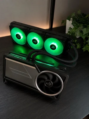 ASUS ROG Astral RTX 5090 LC 32GB — vattenkyld, 2 års garanti - ASUS ROG Astral RTX 5090 LC 32GB — vattenkyld, 2 års garanti Säljer det absolut kraftfullaste grafikkortet på marknaden — ASUS ROG Astral 5090 i den eftertraktade vattenkylda LC-versionen. Detta är toppmodellen som har bäst temperaturer av alla 5090 tack vare sin tjocka 360mm radiator. Bästa möjliga. Nypris ca 45-75000kr, säljer för 36000kr. Skriven funderingar går att testa i Lund på 480hz 1080p/4k 240hz skärm. 