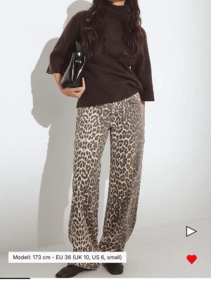 Leopardmönstrade vida jeans - Säljer ett par trendiga leopardmönstrade jeans med rak och lös passform. Byxorna låg midja. Storlek 38 men små i storleken så mer om 36 eller en lite större 34. Nya med prislapp, hör av dig vid frågor🫶