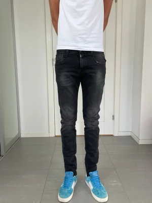 Replay Anbass Jeans  - Säljer nu dessa Replay Anbass Jeans, mått ca 37,5 o 104 cm. skriv för fler bilder/frågor🙌🏼