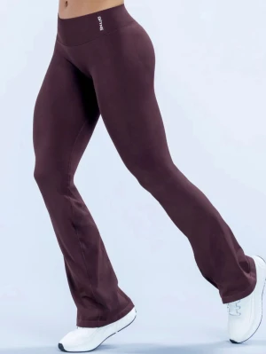 DFYNE Impact flares  - Jätte fina leggings från DFYNE i impact kollektionen. Det är helt nya och ej använda. Säljer då jag inte hann returnera i tid då de e lite för stora för mig. Org pris ca 700kr