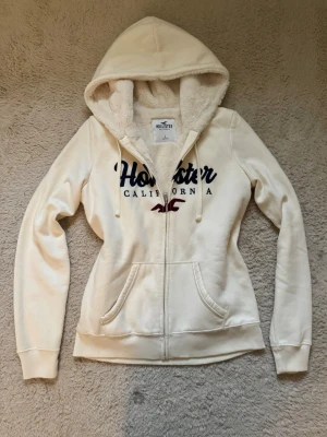 Vit fodrad zip up Hoodie Hollister  - Vit fodrad zip up Hoodie ifrån Hollister 