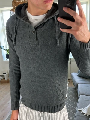 Stickad Hoodie Mörkgrå  - Stilren och trendig! Mått: A:53 B:42 C:42 D:61 (cm) Skriv vid fundering!😇🙌
