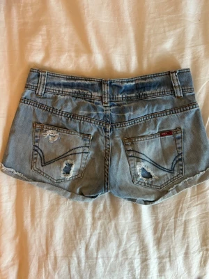 Jeansshorts - Only - Snygga jeansshorts från Only💕 Midjemått: 35 cm