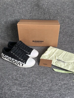 Burberry skor - Hej! Feta Burberry skor i nyskick säljes. Färg: svart och vit, enkelt att matcha till de mesta outfits! Innermått: 26cm. Box, dustbag och kort medföljer! Skick: som nya, minimala tecken på användning men inga defekter, nyskick inuti skorna också. Köpta för ett tag sedan och har används sparsamt och dessa skorna har ett nyvärde på 5000kr+. Material: läder inuti hela skorna, kanvas utanför och gummi. Skorna är garanterat autentiska vilket jag står för. Varmt välkommen att höra av dig 😊mvh DS