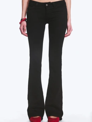 Svarta bootcut jeans från Miss Sixty - Snygga svarta bootcut jeans från Miss Sixty med klassisk femficksdesign och låg midja. Jeansen har en figurnära passform upptill och utsvängda ben. Materialet är stretchigt för extra komfort. Bak finns en rosa logotyp-patch som detalj.