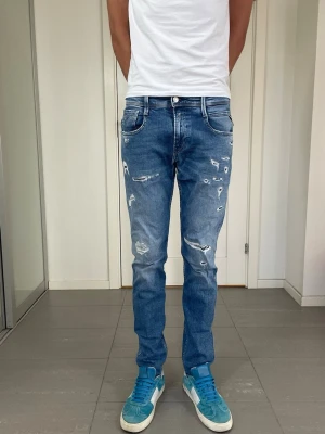 Replay Anbass Jeans - Säljer nu dessa Replay Anbass Jeans med snygga slitningar i populär design, mått ca 38 o 104 cm. skriv för fler bilder/frågor🙌🏼