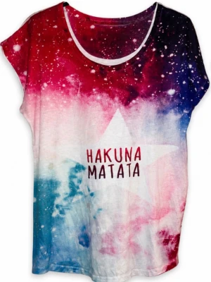 T-shirt Hakuna Matata | Storlek S - 💕 30% bundlerabatt vid köp av minst två artiklar.                                                                        🌸 T-shirt Hakuna Matata                                       📏Storlek S  ⭐️Hel och ren utan fläckar, hål eller andra synliga brister