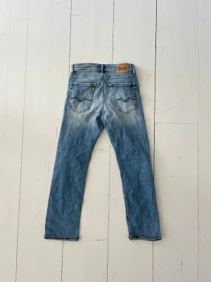 Replay jeans  - Hej! Säljer dessa ljusblå jeans från Replay i modellen Thad. Jeansen har inga skador eller deffekter och de har inte används så mycket. Nypris ca 800|kom privat för mer info eller bilder!!