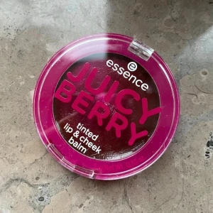 Essence Juicy Berry lip & cheek balm - Essence Juicy Berry tinted lip & cheek balm i en rund plastburk med transparent lock. Färgen är en bärig rödrosa ton som ger både läppar och kinder en fräsch tint. Förpackningen är kompakt och smidig att ha med sig. Perfekt för dig som gillar multifunktionella produkter.