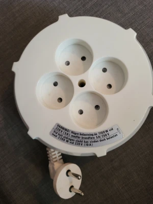 Cable reel - Cable reel with a very long extention and 4 outlets. You can pull the cord to unwind and it winds up neatly by twisting it. In great shape. Only "flaw" is some old tape on the back. Bundle discounts: two items 5% off (automatic) three items 10% off, five items 20% off. Message me before purchasing 3+ items for discount.