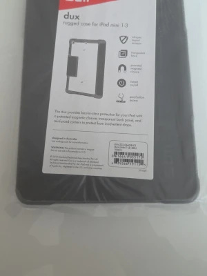 Dux rugged case för iPad mini 1-3 - Skyddande svart fodral till iPad mini 1-3 från Dux med magnetisk stängning, transparent baksida och förstärkta hörn. Fodralet har smarta knappåtkomster och är tillverkat i tåligt plastmaterial för extra skydd mot stötar.