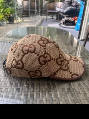 Gucci keps Jumbo - Säljer min Gucci keps då jag inte använder den längre.orginal Låda finns. (Storlek M) Den är som ny.