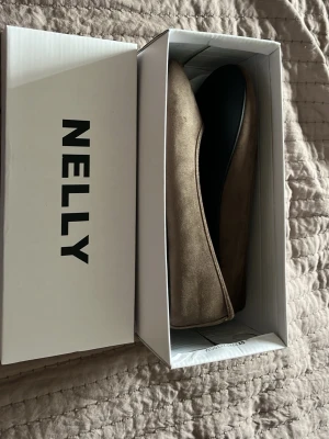 Beige ballerinaskor från Nelly - Stilrena beige ballerinaskor från Nelly i mockaimitation. Skorna är inte använda och är i ny skick 