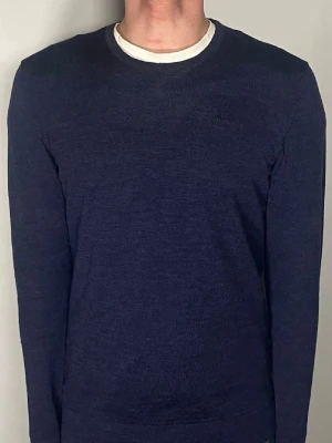 J.Lindeberg tröja - Snygg mörkblå stickad tröja från J.Lindeberg i väldigt bra skick vid funderingar är det bara att skriva Mvh