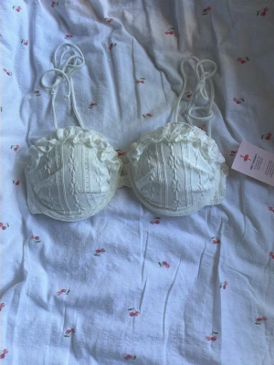 Vit bikini överdel med volangdetaljer - Så snygg och söt bikiniöverdel. Färgen syns bäst på sista bilden. Endast testad!🌸