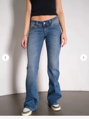 Abrand jeans lågmidjade - Säljer ett par supersnygga lågmidjade jeans från Abrand i modellen 00 super low kick, i storlek 27 och passar mig som vanligtvis har S. Jeansen är uppsydda nertill och passar någon kortare, ca 160 och neråt. De har endast kommit till användning en gång så i nyskick❣️❣️Nypris 1000 kr