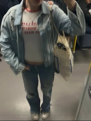 Tshirt med coolt tryck - Snygg och cool tröja från new yorker med texten ”Always late but worth the wait”. Strl S! Använd endast 1 gång, säljs för 120kr