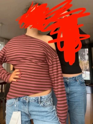 Asymmetrisk randig topp - Från asos design!! Säljer för 150kr! Strl S!!🩷🤎 använd ca 2 gånger! Färgerna är brun och rosa/lila