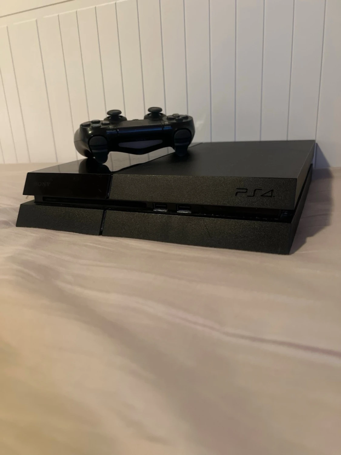 PlayStation 4 med handkontroll