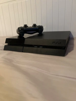 PlayStation 4 med handkontroll - Jag säljer min ps4 för jag har köpt en ps5 och vil ha lite mer utrymme man får en kontroll med och en sladd