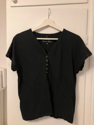 Svart blus  - Svart blus/topp/t-shirt