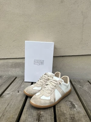 Maison Margielas - Maison Margielas i storlek 44 men sitter som 42-43. Skick 9/10 lite creases men annars inga defekter. Allt orginelt ingår.