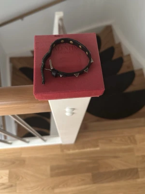Valentino armband - Säljer detta feta valentino armbandet för en billig peng. Armbandet är i pang skick och är väldigt unikt. Hör av er vid funderingar😊