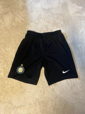 Svarta Inter Milan Nike shorts - Säljer ett par svarta Inter Milan byxor, ganska tajta i passform 
