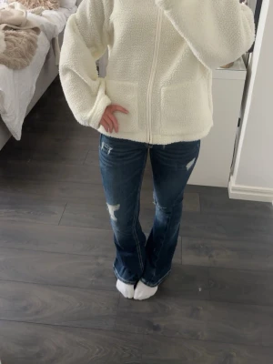 Ginatricot young 14 + - Blå bootcut jeans med slitningar / S