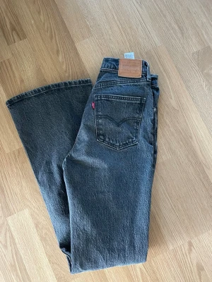 Levis bootcut - Levis jeans med utsvängda/flares ben. Midja 25