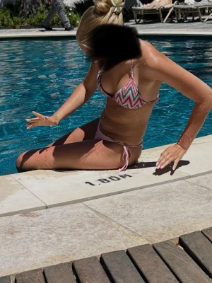 Calzedonia bikini - Ass snygg bikini topp från Calzedonia. Köpte för ca 2 år sen, bra skick men lite slitna i snöret men inget som syns. 