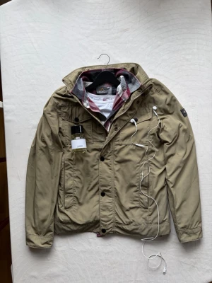 J.Lindeberg vindjacka - En vindjacka från J.Lindeberg! Säljs pågrund av att den är för liten. Har använts, men inte på länge. Storlek S. Den sitter som slim fit. 