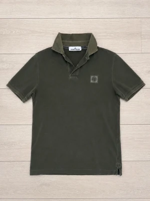 Olivgrön pikétröja från Stone Island - Snygg olivgrön pikétröja från Stone island, självklart äkta. Storlek S. Ny pris 2999kr
