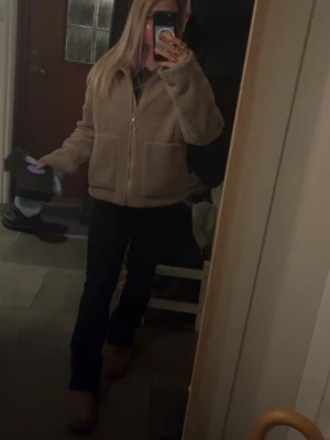 Svarta bootcut jeans - Snygga svarta lågmidjade bootcut jeans som är nästan helt nya men passar inte mig riktigt därför säljer jag