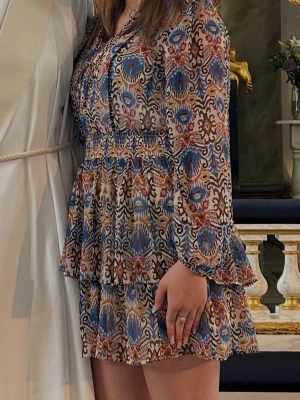 Zara klänning  - Zara klänning, perfekt till sommaren! Är i storlek S å köpt för 699kr på Zara! Finns inte längre att köpa! Använd få antal så inga skador, är figur sydd i midjan! 