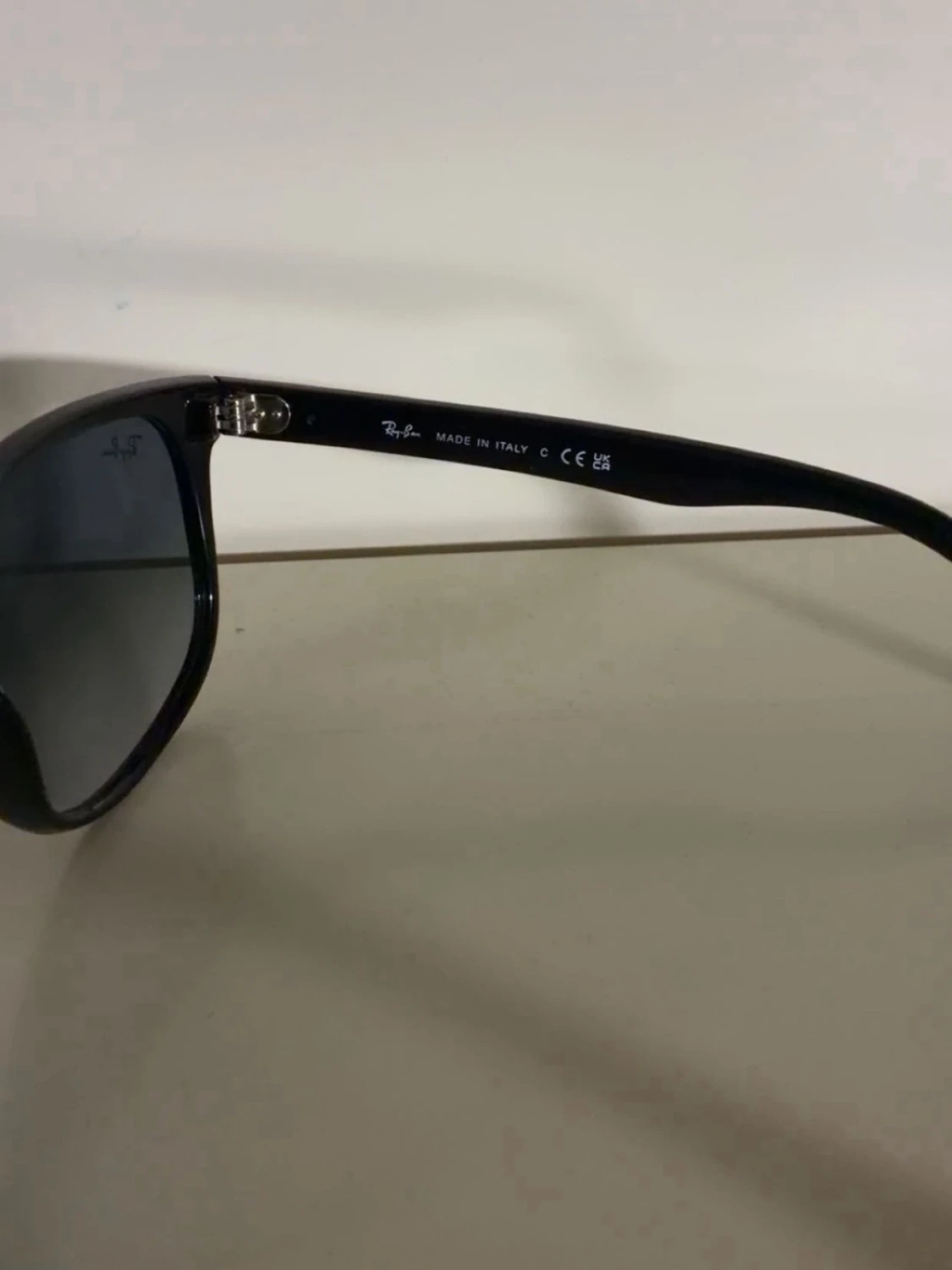 Svarta Ray-Ban 4147 (boyfriends) solglasögon - 3